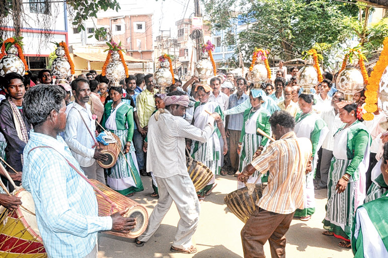 মহকুমা অফিস চত্বরে শুক্রবার তৃণমূল প্রার্থী মানস মজুমদারের সমর্থনে কর্মী-সমর্থকদের ধামসা-মাদল নিয়ে আদিবাসী নাচ। ছবি: মোহন দাস।