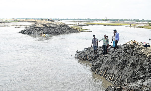 ভাঙনের হাঁ-মুখ। —নিজস্ব চিত্র।