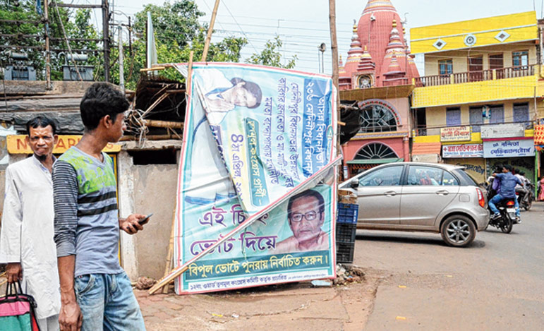 সরানো হয়নি তৃণমূলের ফ্লেক্স, মেদিনীপুরের বটতলাচকে।