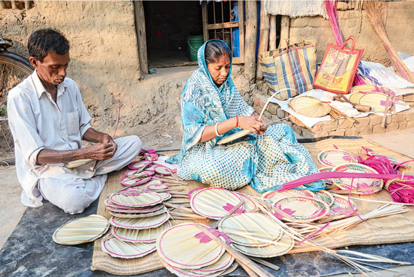 চলছে তালপাতার পাখা তৈরি। সোহম গুহর তোলা ছবি।