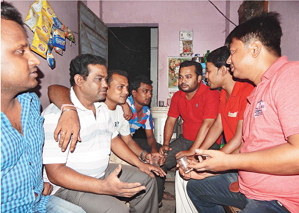 চা হাতে চলছে আড্ডা।
