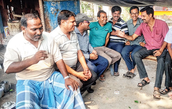 চা হাতে চলছে আড্ডা। — নিজস্ব চিত্র
