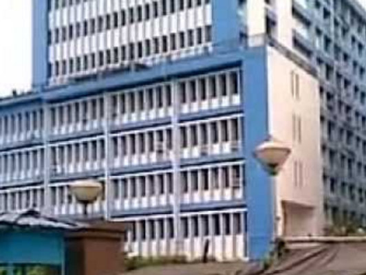 Showcause to headmistress for opening school on a holiday