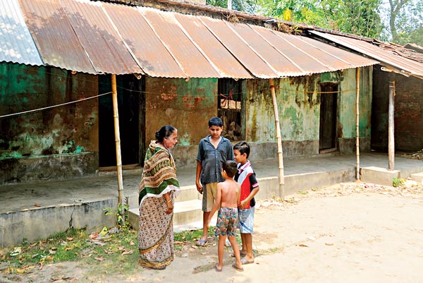 যে কোনও সময়েই ঘটতে পারে দুর্ঘটনা। ছবি: নির্মল বসু।