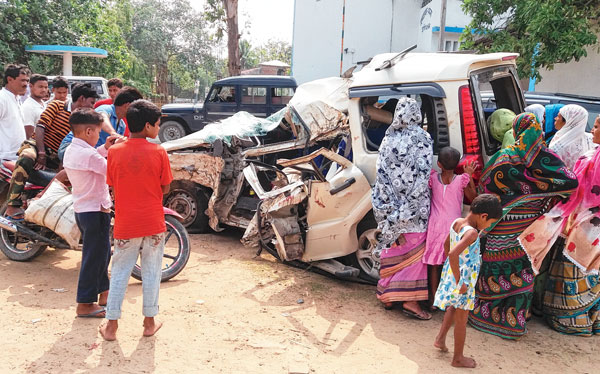 হেমতাবাদের দুর্ঘটনাস্থলে উদ্বিগ্ন বাসিন্দারা।