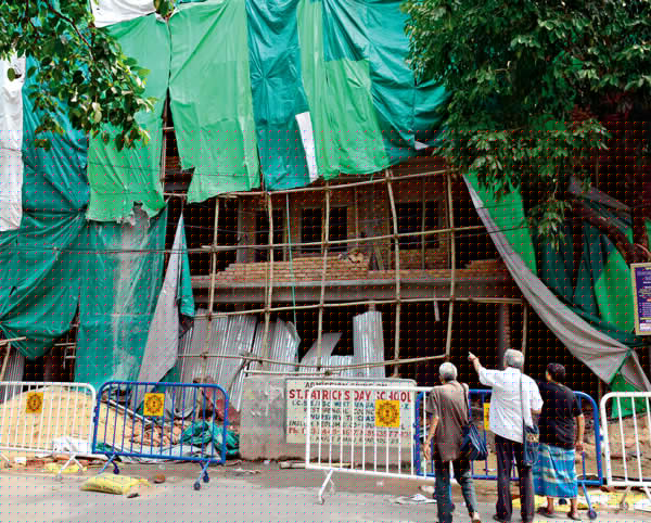 Illegal side of dilapidated building collapsed at Ekbalpur, injured