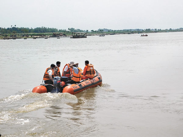 ভাগীরথীতে চলছে তল্লাশি। কালনায় তোলা নিজস্ব চিত্র।