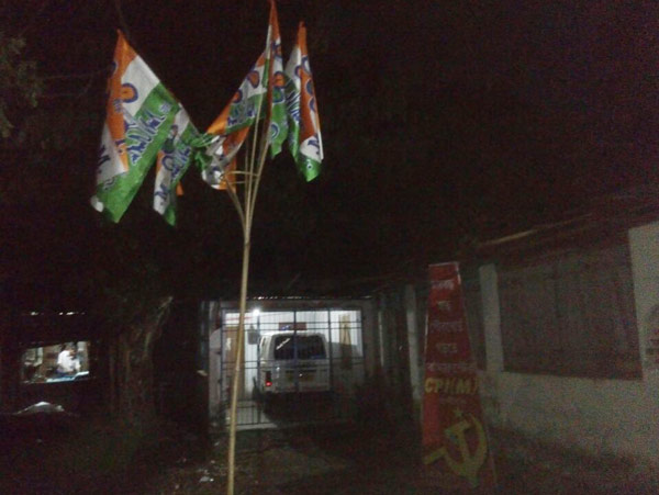 জলপাইগুড়ির শিরীষতলায় সিপিএমের পার্টি অফিসের সামনে তৃণমূলের পতাকা লাগিয়ে দেওয়ার অভিযোগ ওঠে।—নিজস্ব চিত্র।