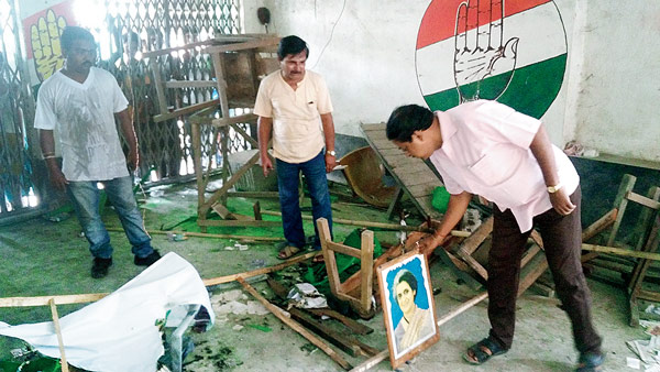 ভাঙচুরের পরে শাঁকচুড়া বাজারে কংগ্রেসের পার্টি অফিসের দশা। ছবি: নির্মল বসু।