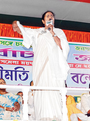 রাসমেলা ময়দানে মমতা বন্দ্যোপাধ্যায়। ছবি: সন্দীপ পাল