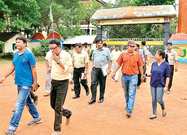 এমপিএস খামারে হাইকোর্ট নিযুক্ত কমিটির সদস্যরা। সোমবার দেবরাজ ঘোষের তোলা ছবি। 