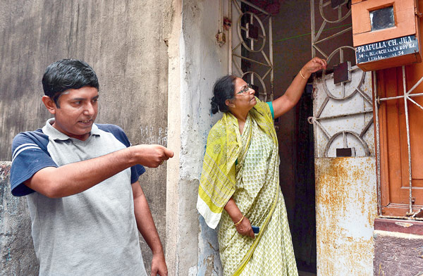 চোখেমুখে আতঙ্কের রেশ। ঘটনার বিবরণ দিচ্ছেন অরিন্দম ঝা। পাশে মা চন্দ্রা ঝা। বুধবার। — নিজস্ব চিত্র