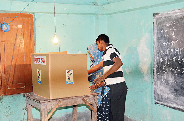 মায়ের হয়ে ভোট। পটাশপুরের খড়াই সিনিয়র মাদ্রাসা বুথে সৌমেশ্বর মণ্ডলের তোলা ছবি।