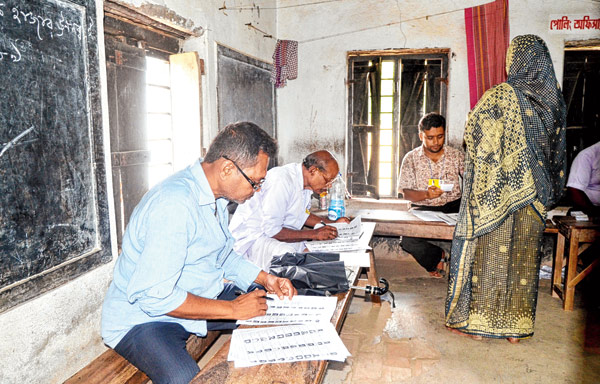 পাঁচ বছর ঘরছাড়া থাকার পর, এ বার সিপিএম প্রার্থীর পোলিং এজেন্ট হলেন বাম নেতা হংসপদ জানা (বাঁ দিক থেকে প্রথম)। বৃহস্পতিবার উত্তর কাঁথিতে কানাইদিঘির ভোটকেন্দ্রে সোহম গুহর তোলা ছবি।