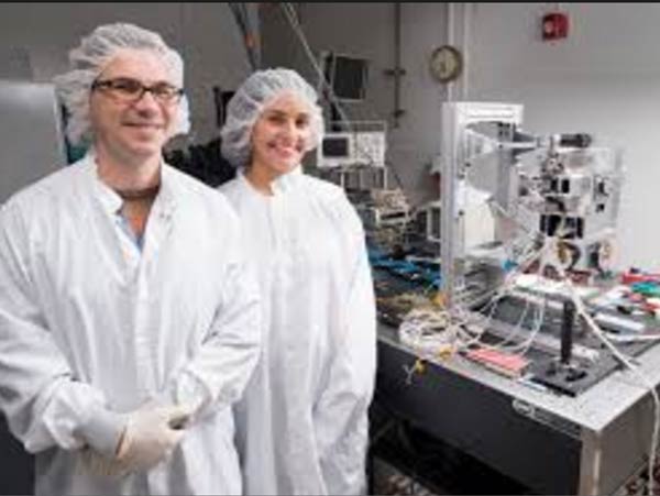 অনিতার (ডান দিকে) সঙ্গে বিজ্ঞানী ডেভিড অ্যাভেলিন। নাসার ‘কোল্ড অ্যাটম ল্যাবরেটরি’তে।