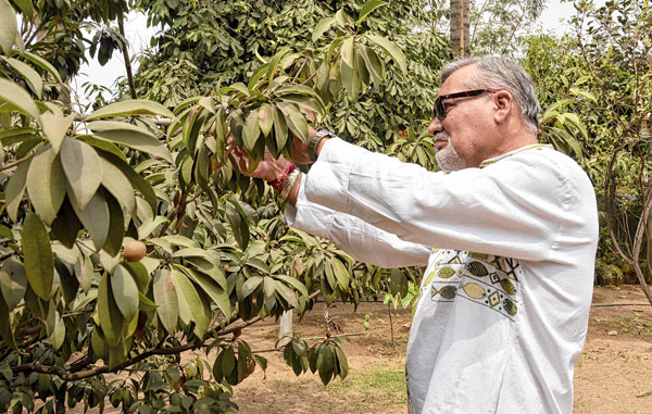 বাড়ির বাগানে অপূর্ব মুখোপাধ্যায়।