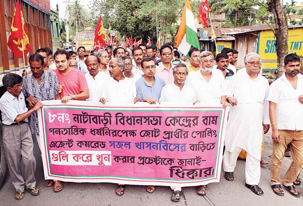 বাবুরহাটে সিপিএম কর্মীর বাড়িতে হামলার ঘটনার প্রতিবাদে জোটের ধিক্কার মিছিল। ছবি: হিমাংশুরঞ্জন দেব