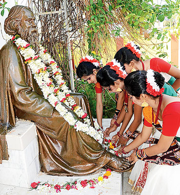 কবি প্রণাম... মেদিনীপুর শহরের রবীন্দ্র নিলয়ের অনুষ্ঠানে। ছবি: সৌমেশ্বর মণ্ডল