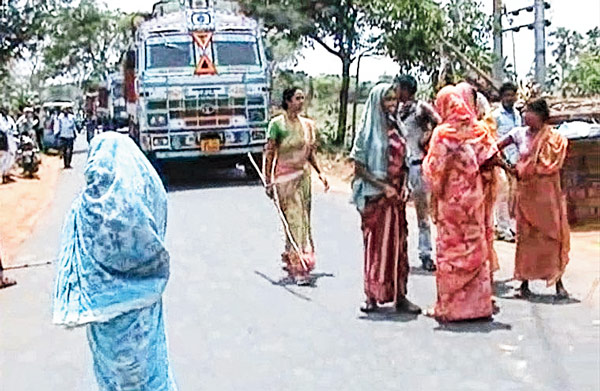 Illigal wine shop destroyed by womans