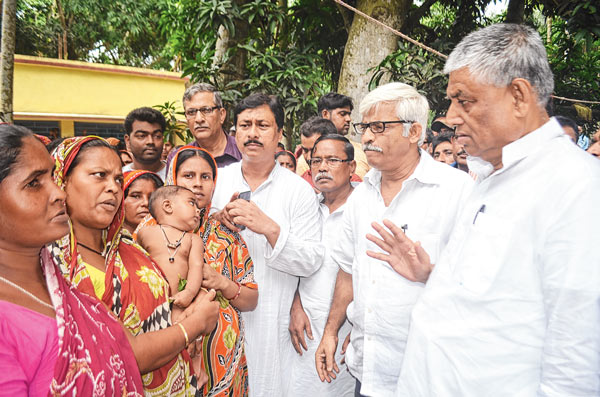 ক্ষতিগ্রস্ত মানুষের সঙ্গে কথা বলছেন জোটের নেতারা। বৃহস্পতিবার নির্মল বসুর তোলা ছবি। 