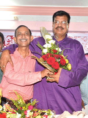 প্রাক্তন ও বর্তমান। উত্তরবঙ্গ উন্নয়ন দফতর ছেড়ে পর্যটনে আসা গৌতম দেব ও দফতরের নতুন মন্ত্রী রবীন্দ্রনাথ ঘোষ। ছবি: বিশ্বরূপ বসাক ।