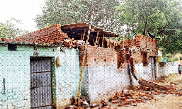 ECL's  agents car rampaged