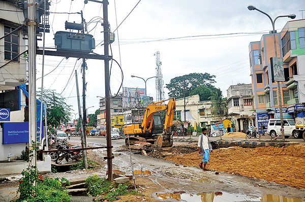 Tussle between Power and Public works department on road renovation