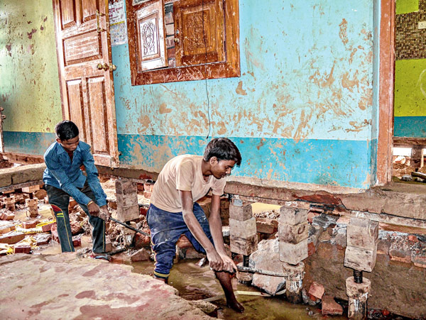 House lifted by machine at Kathaponta 