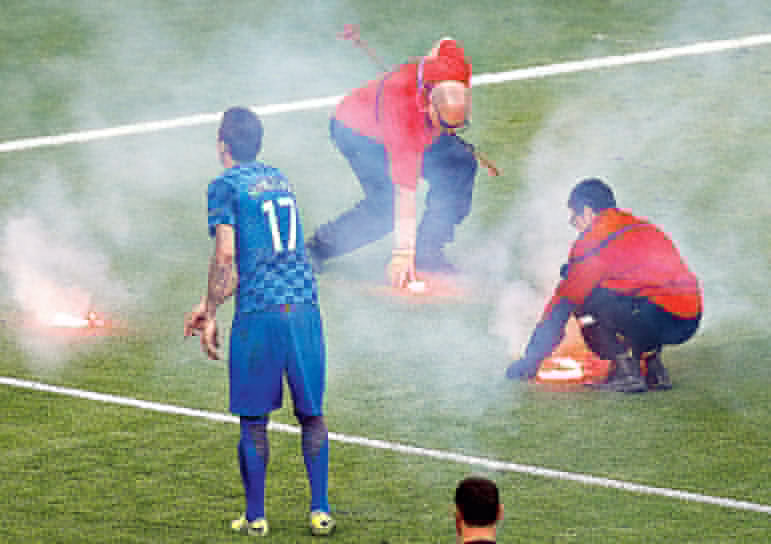 মাঠে আগুন। ক্রোয়েশিয়ার সমর্থকদের ছোড়া মশাল থেকে। ছবি: এপি।