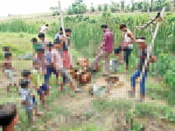 Drunked father beats his wife: children closed liquor shops