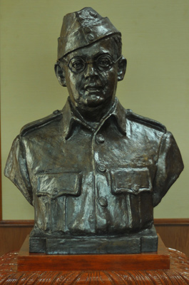 Narendra Modi unveils the bronze statue of Netaji in Kualalumpur degtl