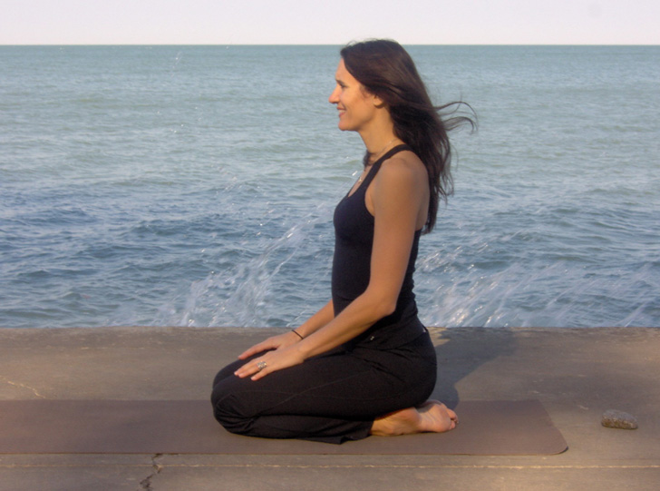 বজ্রাসন-
মানসিক অশান্তি দূর করার পাশাপাশি পেটের গোলমালও কমায় বজ্রাসন।