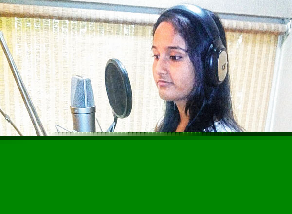 গানের স্টুডিওতে ঈশিতা। — নিজস্ব চিত্র