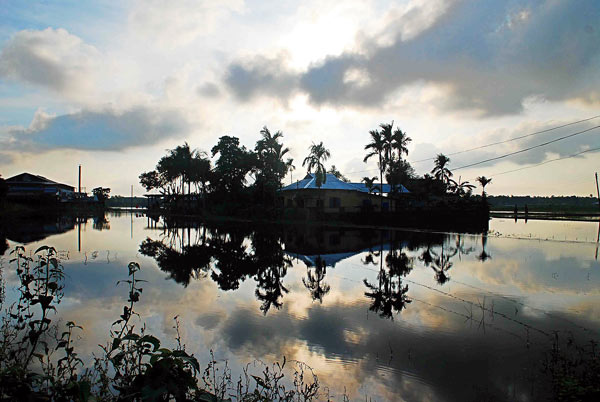 জলবন্দি জলপাইগুড়ির গোমস্তাপাড়ার একটি এলাকা।