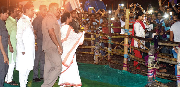 জনতার কাছাকাছি। আলিপুরদুয়ার নতুন জেলা ঘোষণার দু’বছর পূর্তি অনুষ্ঠানে মুখ্যমন্ত্রী মমতা বন্দ্যোপাধ্যায়। সোমবার সন্ধ্যায় আলিপুরদুয়ার প্যারেড গ্রাউন্ডে। — নিজস্ব চিত্র

