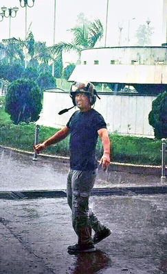 MS dhoni posed for his fans despite rain