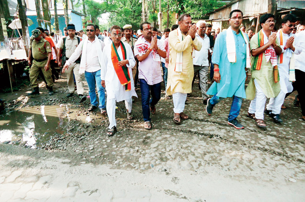 ভাঙা পথের কাদা-ধুলায় পূর্তমন্ত্রী পরিমল শুক্লবৈদ্যর বিজয় মিছেল। সঙ্গে সদ্য নির্বাচিত বিধায়ক কৃষ্ণেন্দু পাল, আমিনুল হক লস্কর, কিশোর নাথ প্রমুখ। শনিবার শিলচরে স্বপণ রায়ের তোলা ছবি