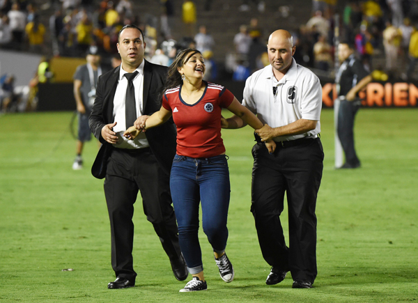 Who is this beautiful lady inside the football ground? dgtl