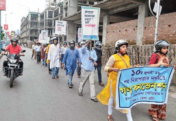 'Helmet' rally at city