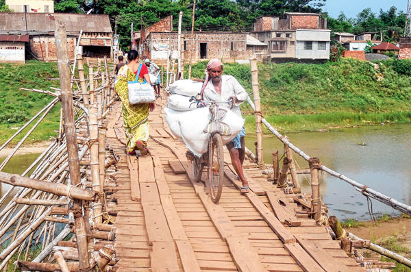 জীর্ণ দশা বাঁশের সাঁকোরও। খড়্গপুরের বড়কলায়।