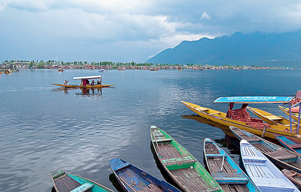 Kashmir Tourism: Trust and fear stands together 