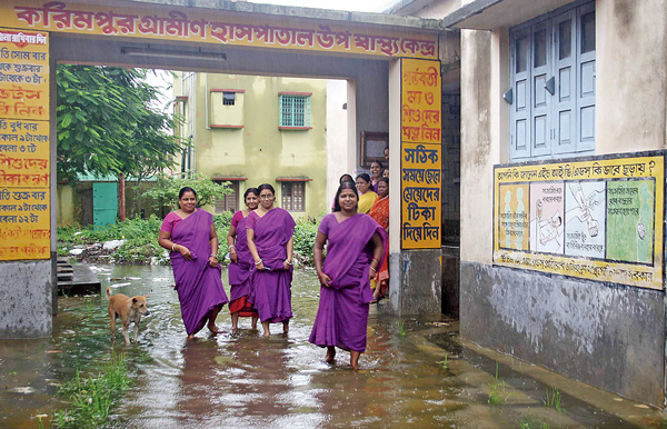 জল ঠেলে যাওয়া-আসা। — ফাইল চিত্র