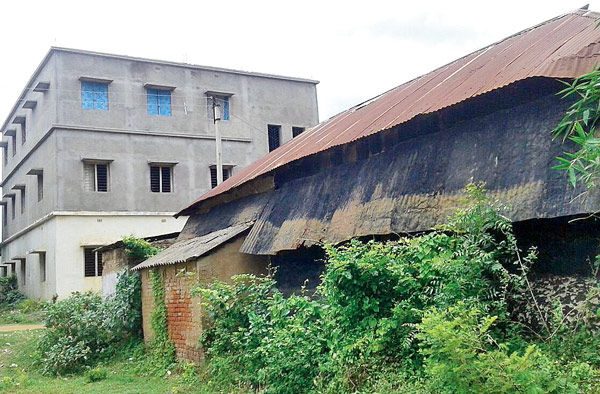 School Building of Chandrakona’s Laxmipur High School is very Dilapidated