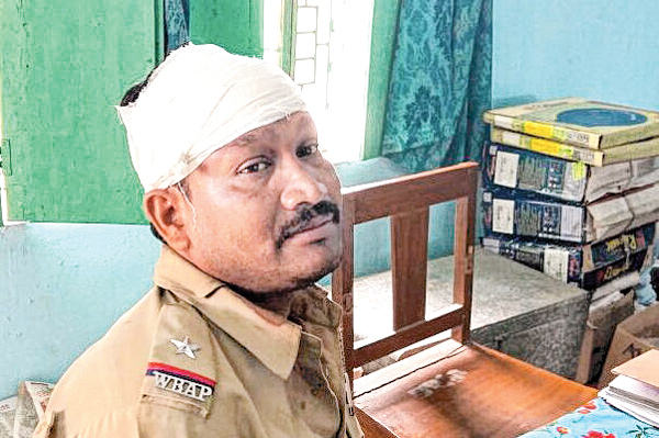 Man with hammer attacks police, arrested