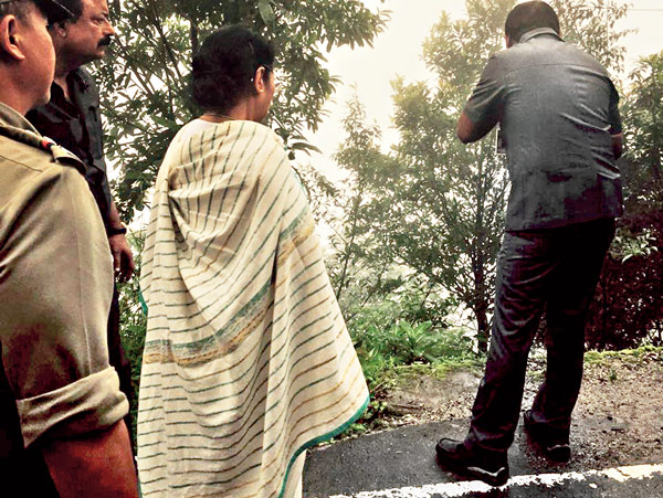 Mamata minutely oversees ops for the sudden accident at darjeeling
