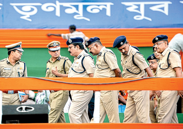 হুঁশিয়ার। আজ ২১ জুলাইয়ের সভা উপলক্ষে শহরে বেনজির নিরাপত্তা।
