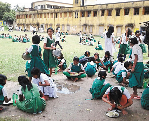 এ ভাবেই সারা দুপুরের খাবার।