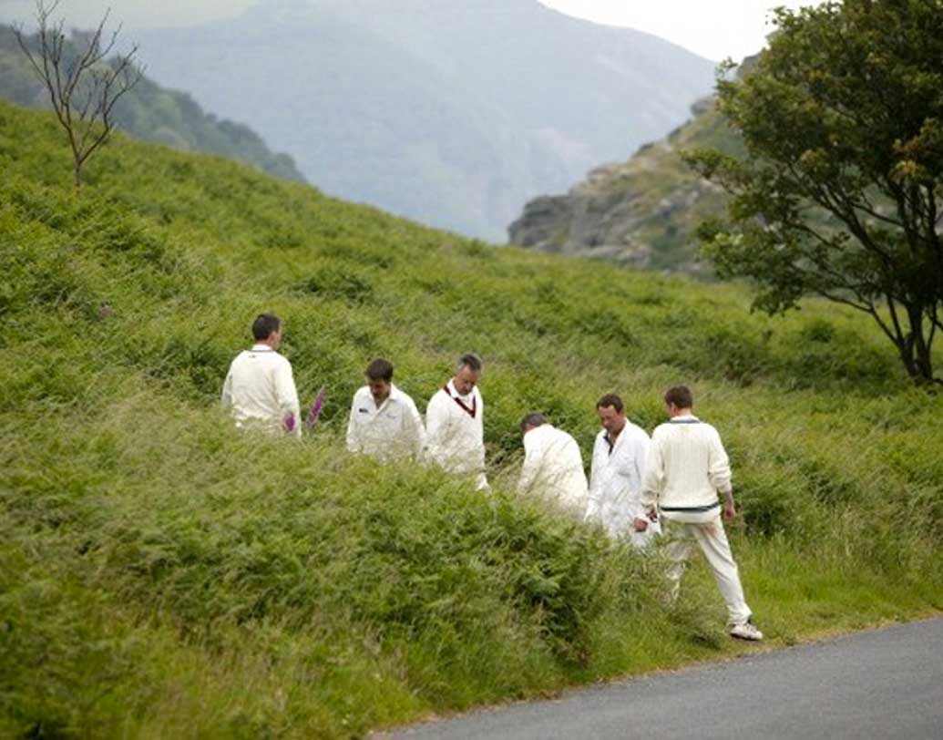 খেলার মাঝে যদি বল হারিয়ে যায়, তা হলে যে দল ফিল্ডিং করছে তারা ‘লস্ট বল’এর আবেদন করতে পারে। নিয়ম অনুযায়ী তখনই বল পাল্টে খেলা শুরু হবে। ব্যাটিং সাইড দাবি করলে এই লস্ট বলের জন্য পেনাল্টি রান দাবি করতে পারে। ছ’রান পর্যন্ত ব্যাটিং দল পেতে পারে।
