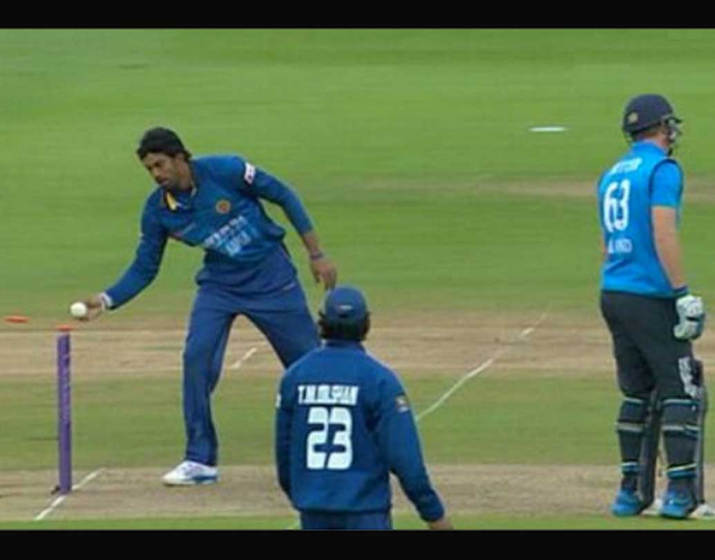 ক্রিকেটের এক বিচিত্র নিয়ম হল মানকারেড। ১৯৪৭ সালে ভারতের বিনু মাঁকড় অস্ট্রেলিয়ার বিল ব্রাউনকে এই পদ্ধতিতে প্রথম আউট করেন বলে এই অদ্ভুত নাম। এই নিয়মে বোলিং রান আপ শেষে বোলার যদি দেখেন নন স্ট্রাইকার ক্রিজের বাইরে আছেন, তখন তিনি নন স্ট্রাইকারের বেল ভেঙে আউট করতে পারেন। বোলার সফল না হলে বলটিকে ডেড বল ঘোষণা করা হবে।