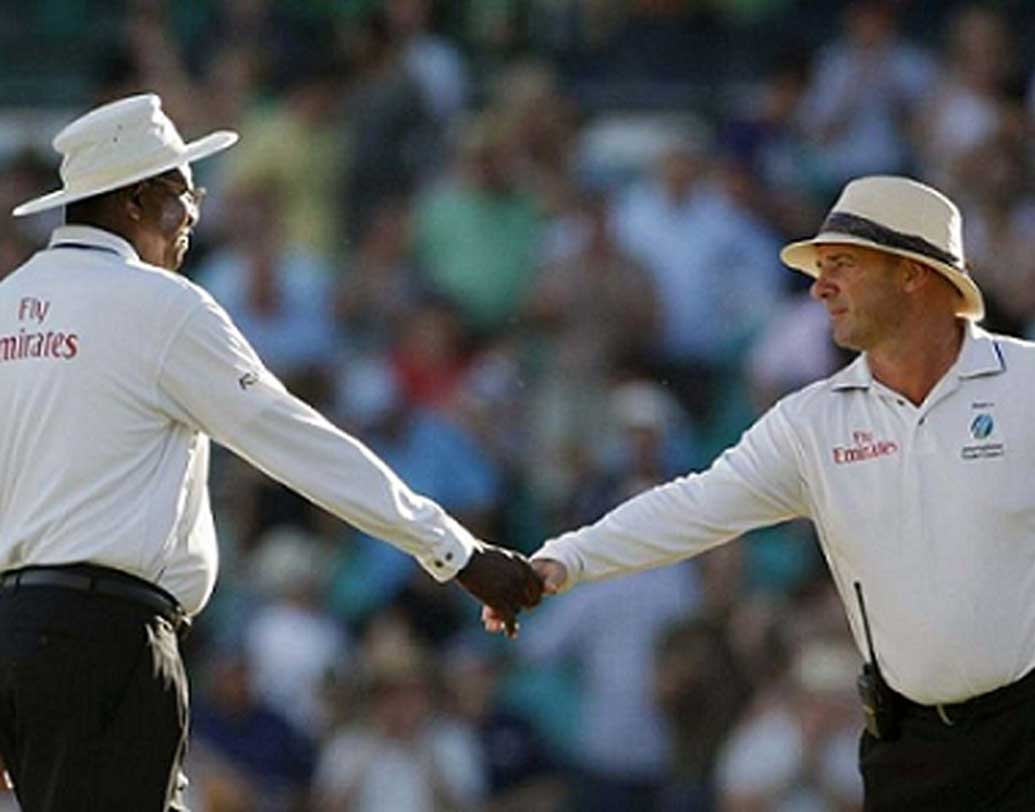 কোনও ক্রিকেটার আহত হলে তাঁর জায়গায় পরিবর্ত ক্রিকেটার আনতে হলে প্রতি ক্ষেত্রে আম্পায়ারকে জানাতেই হবে। কোনও বার যদি না জানানো হয়, তা হলে ব্যাটিং সাইড পাঁচ রান পেনাল্টি হিসাবে পাবে।